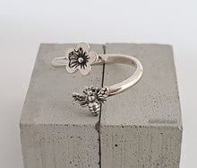 Load image into Gallery viewer, Sterling Silver Adjustable Flower and Bee Ring
